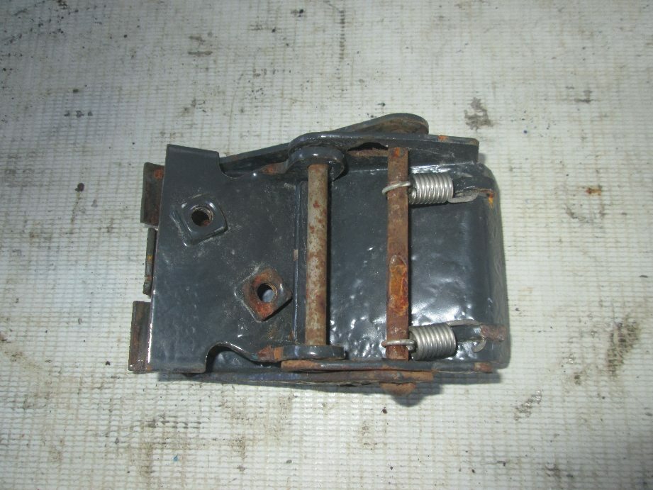 замок переднего крыла б/у \ коррозия - 1